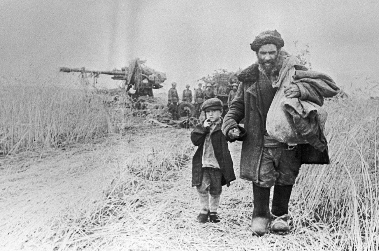 Un homme et son petit-fils reviennent chez eux après que la libération de leur terre natale.