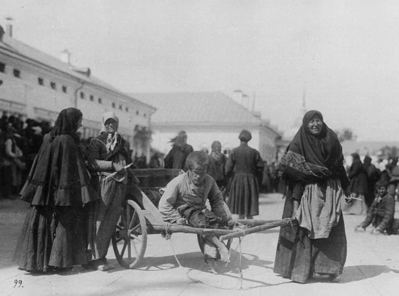 Campesina transportando a su hijo discapacitado cerca del Monasterio de Sárov, 1903
