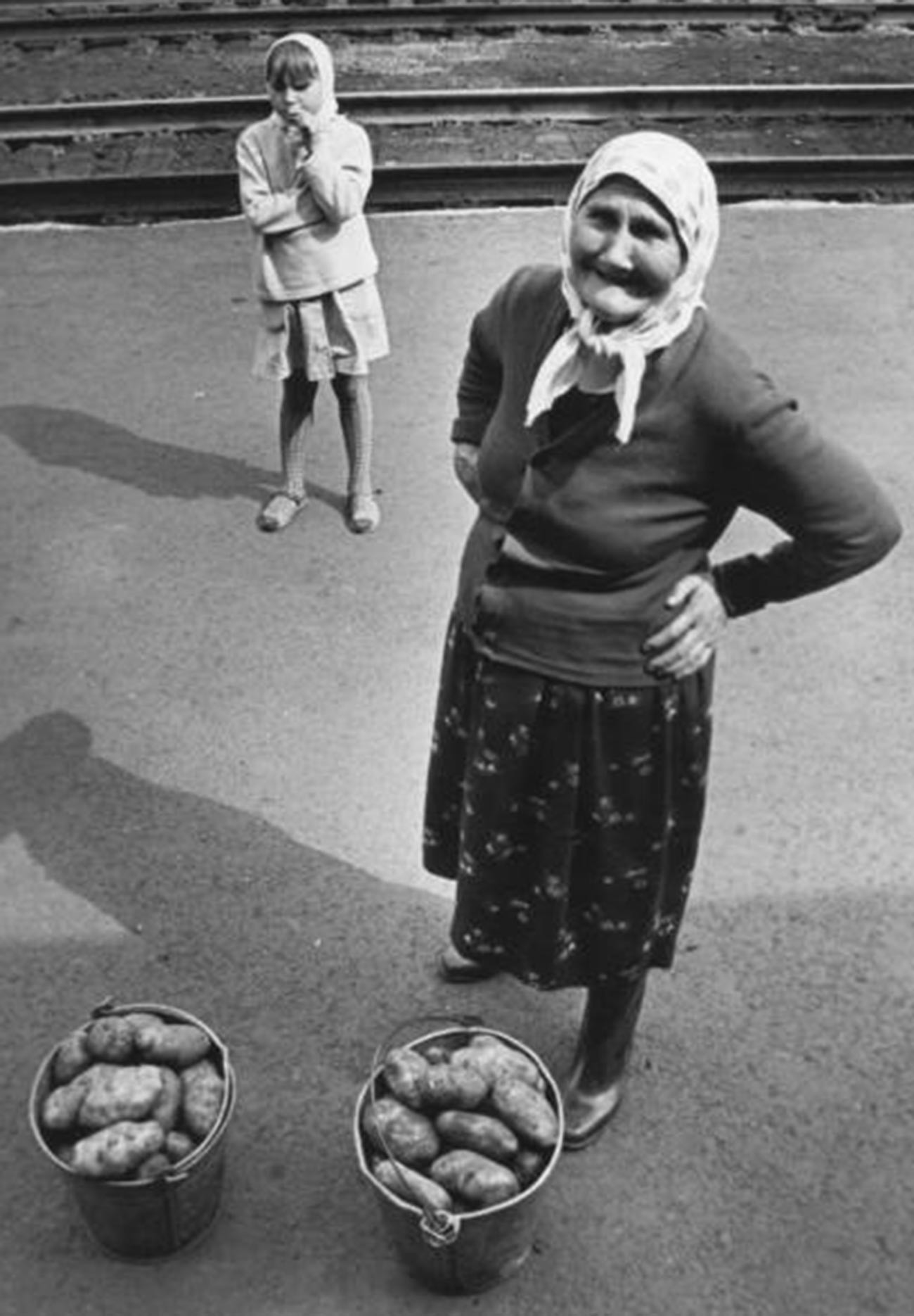 Anciana vendiendo patatas en una estación de tren en algún lugar de los Urales, 1974