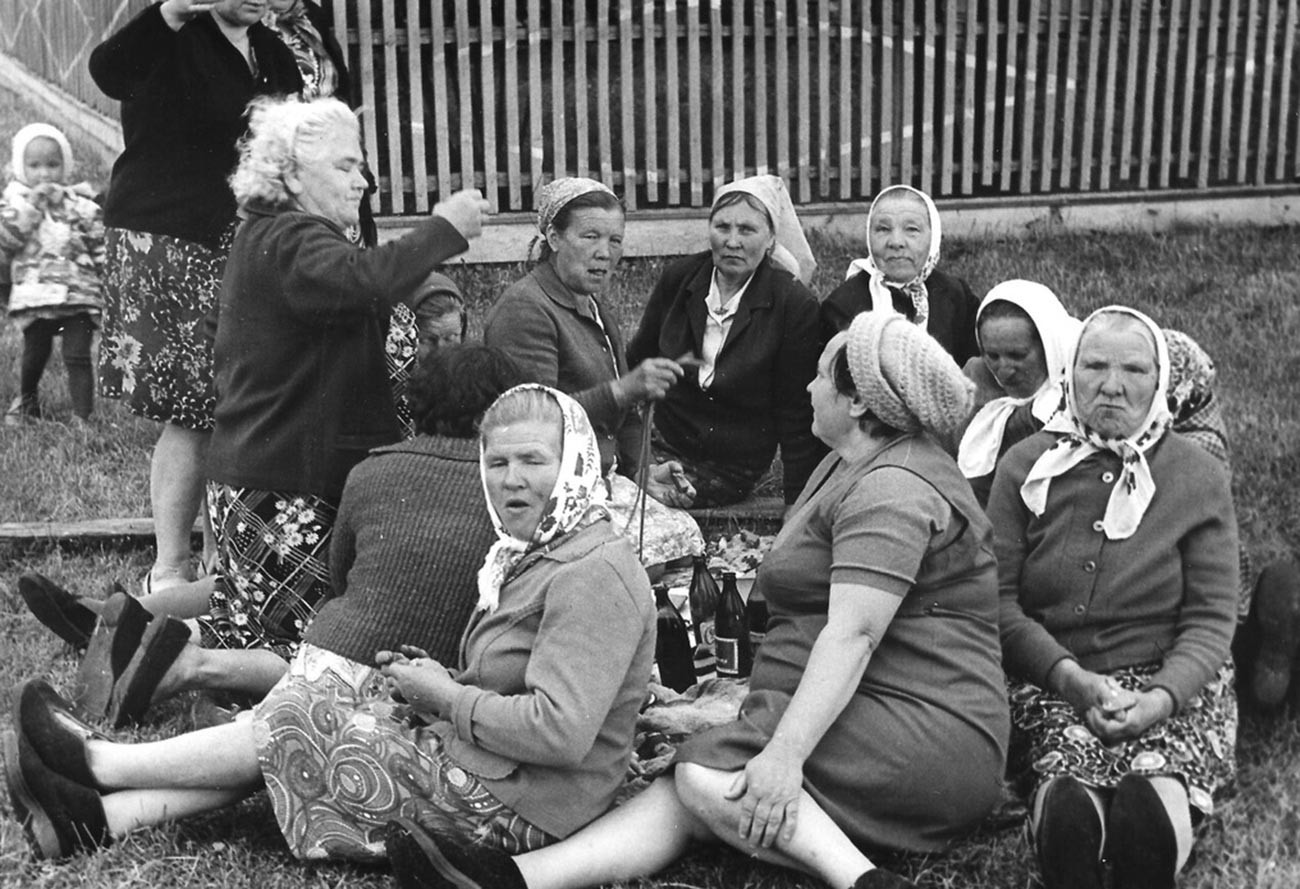 Un grupo de ancianas de vacaciones en un pueblo, 1978