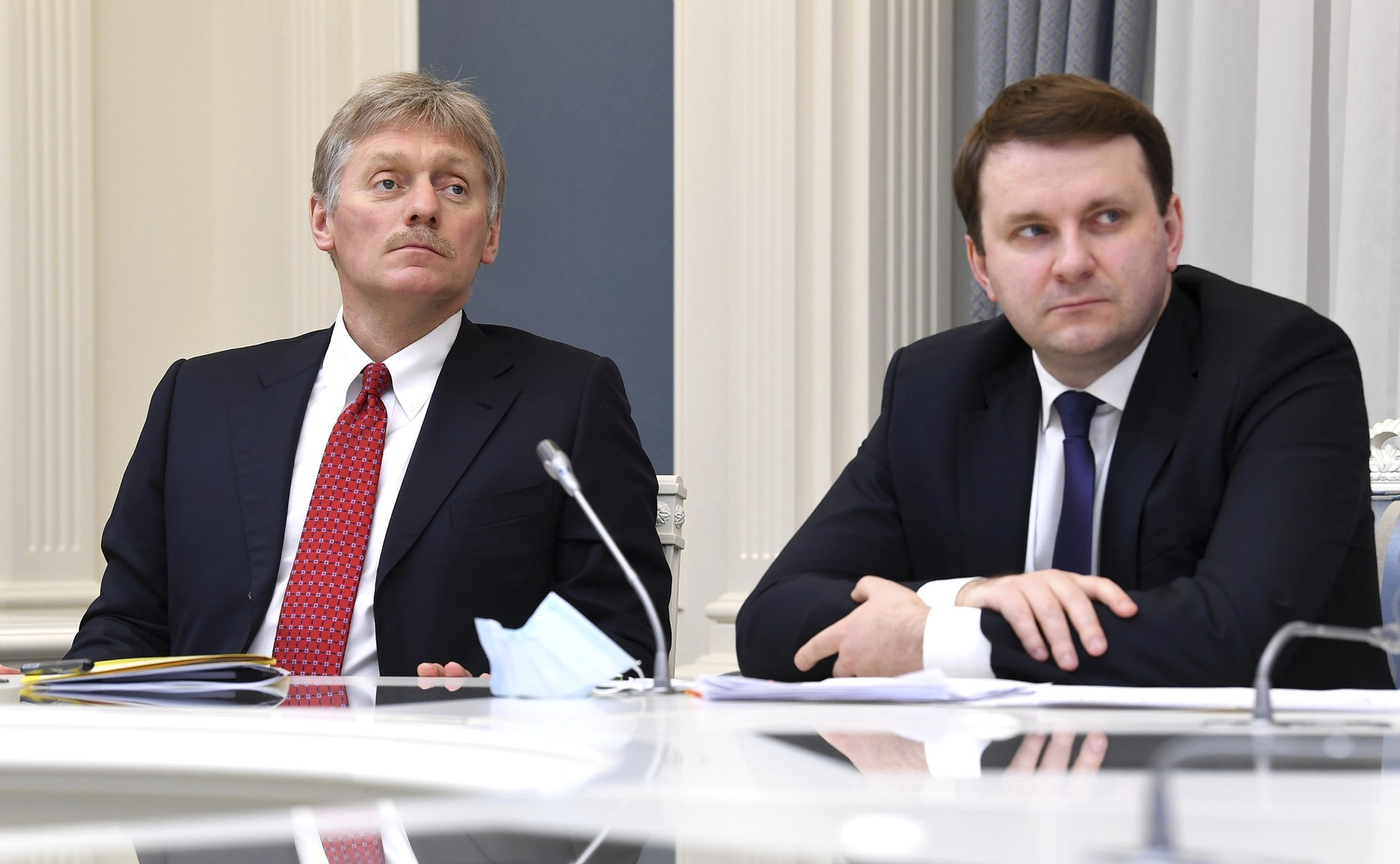 Sekretaris Pers Presiden Dmitry Peskov (kiri).