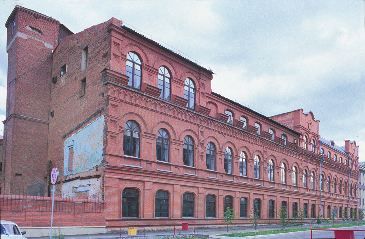 Usine de triage de thé d'Alexandre Kouznetsov. Construite en 1904, elle était l'une des principales infrastructures de traitement du thé en Russie. Au moment de la visite de Prokoudine-Gorski, elle comptait environ 2 000 employés. 
