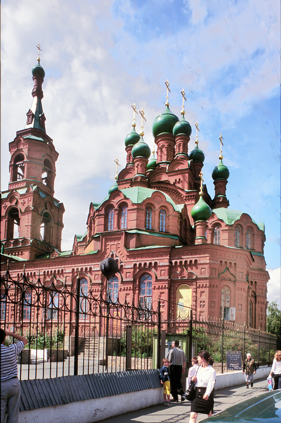 Église de la Sainte-Trinité, façade sud. Construite entre 1909 et 1914, elle a été fermée en 1929 et transformée en Musée de l'Histoire régionale. Elle a été restituée à l'Église orthodoxe russe en 1990 et restaurée en 1993. 