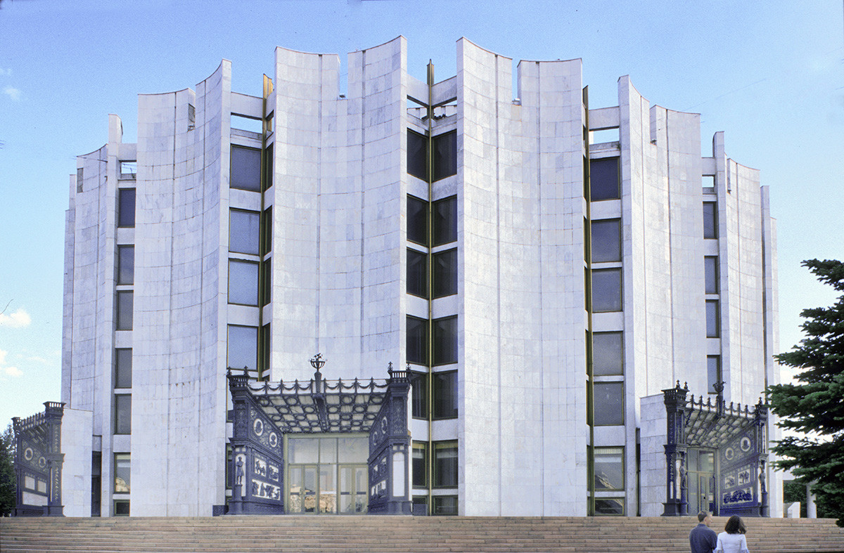 Théâtre dramatique Naoum Orlov. Débuté en 1973 et ouvert en 1982, les entrées du nouveau théâtre dramatique de Tcheliabinsk sont encadrées par de l'art en fer forgé de Kasli.