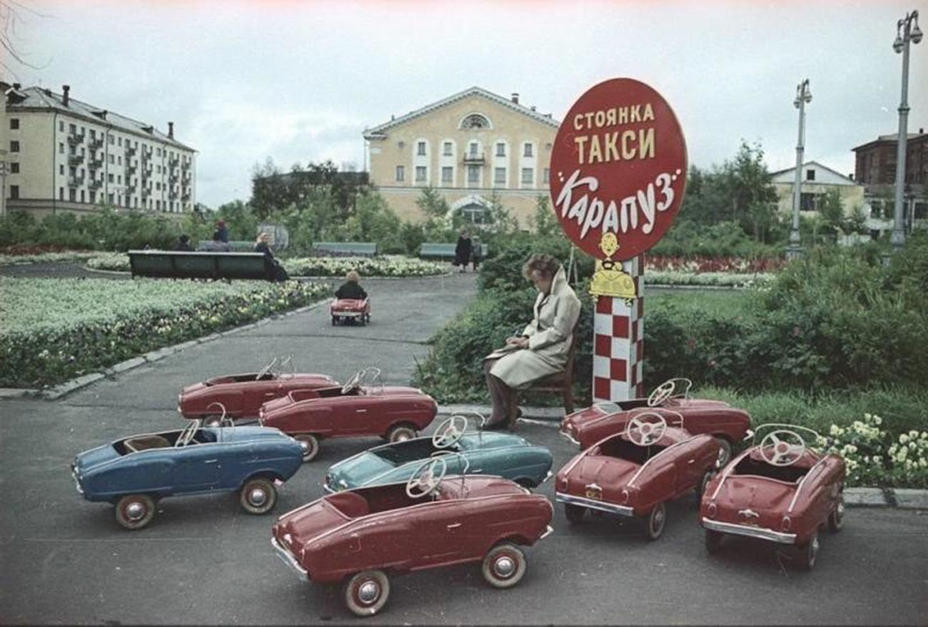 Na parkingu dječjeg taksija, Arhangelsk, 1965.

