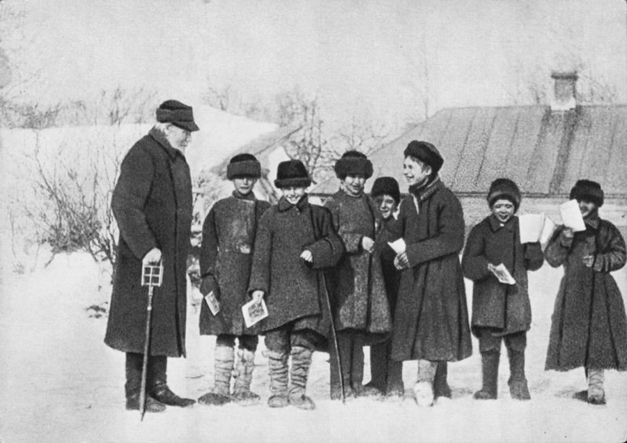Lev Tolstói con los alumnos de Yásnaia Poliana,1908 