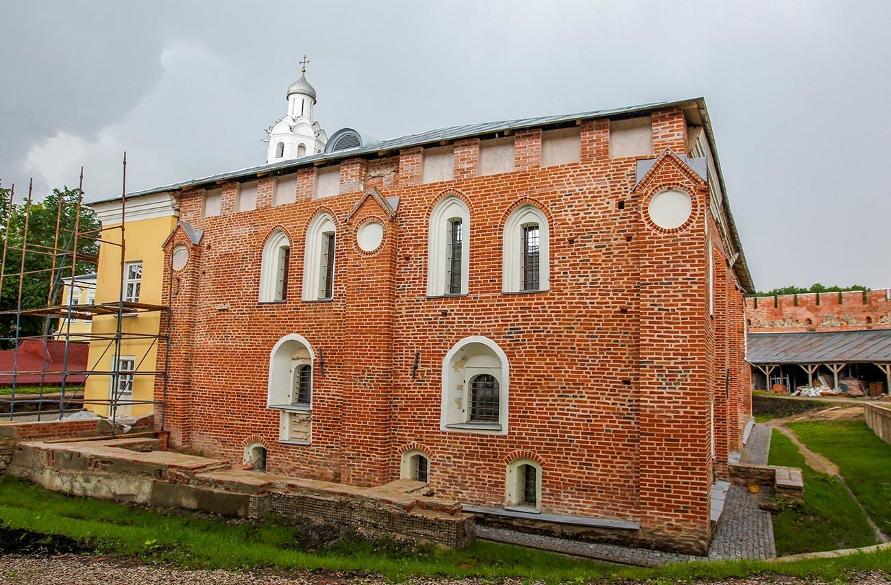Škofijska palača (granitna palača) Novgorodskega kremlja.

