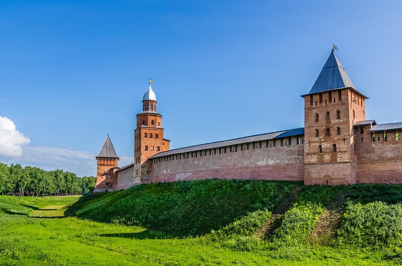 Stolpi in zidovi Novgorodskega detinca
