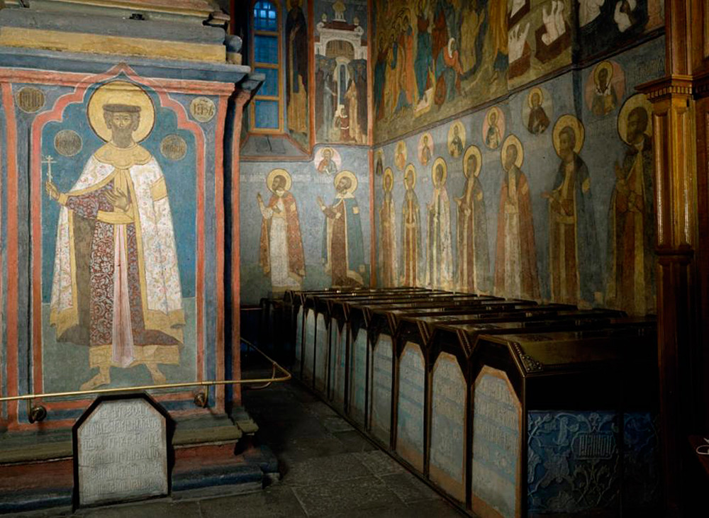 Общий вид надгробий московских царей у западной стены Архангельского собора