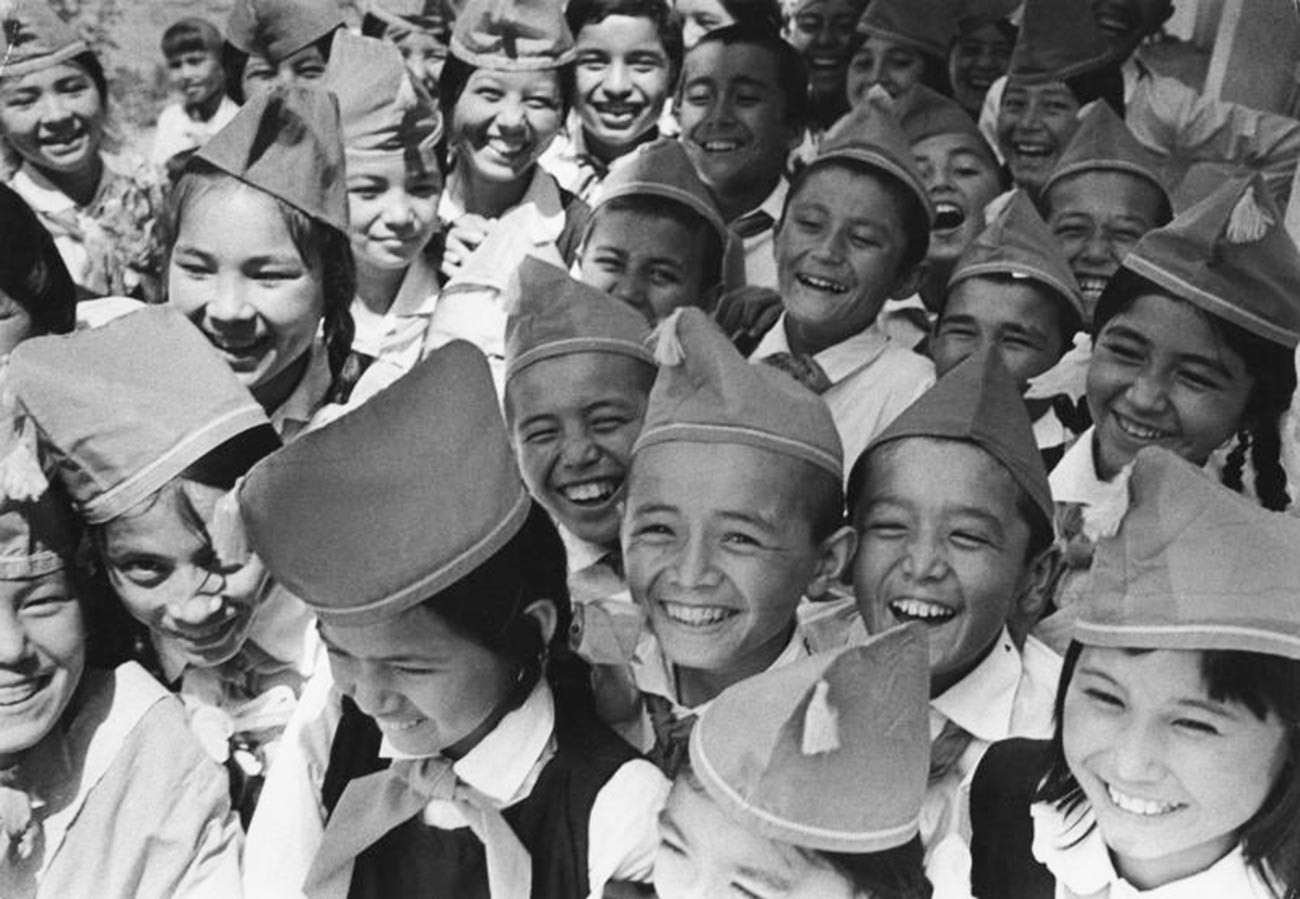 Écoliers-pionniers du Kirghizstan, 1975-1976