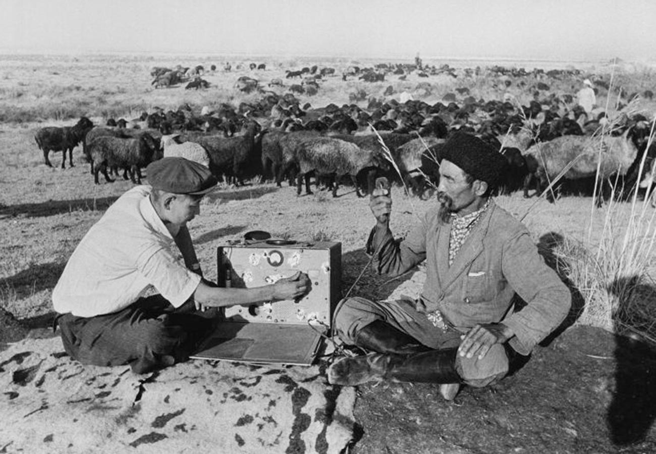 Un berger et sa radio dans les terres vierges du Kazakhstan. 1952
