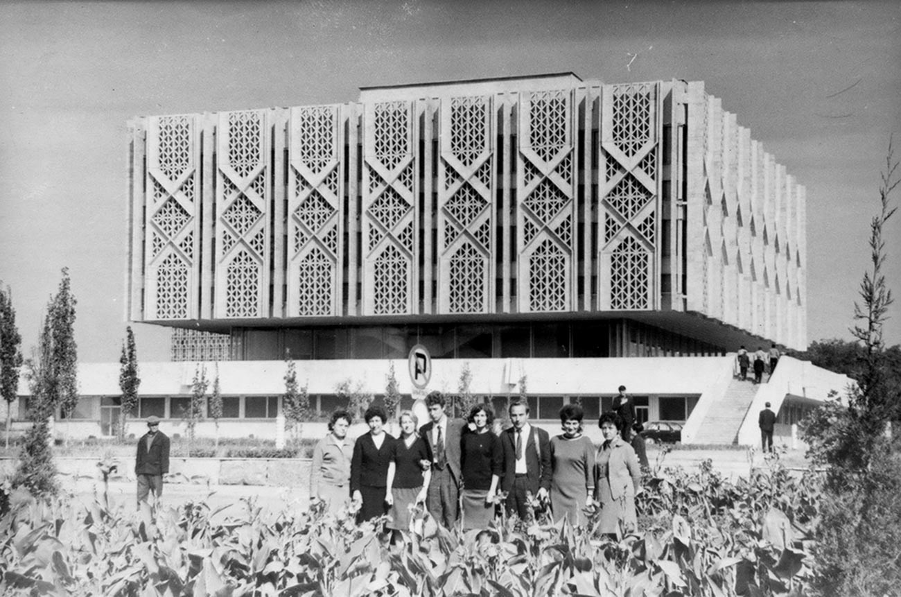 Circuit passant par les capitales des républiques socialistes soviétiques d’Asie centrale. Un groupe de touristes devant le Musée Lénine de Tachkent, 1972.