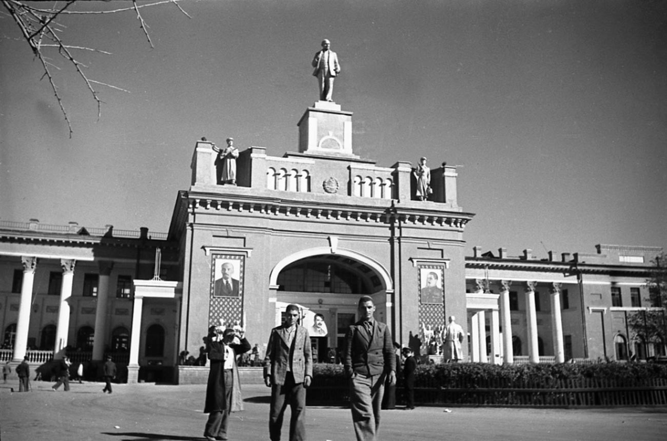Gare ferroviaire à Achkhabad, capitale du Turkménistan, années 1940
