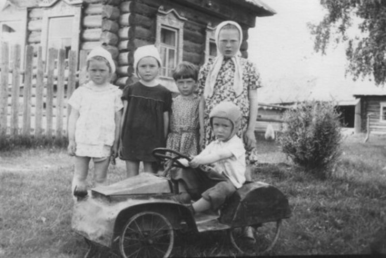 Kolya and his ladies, 1965