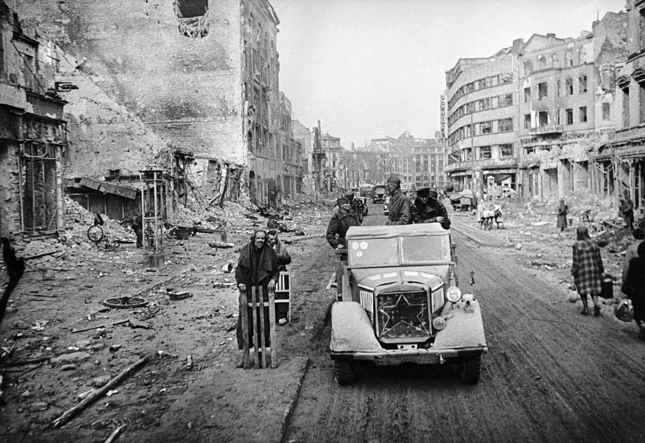 Soldados soviéticos nas ruas de Berlim em ruínas