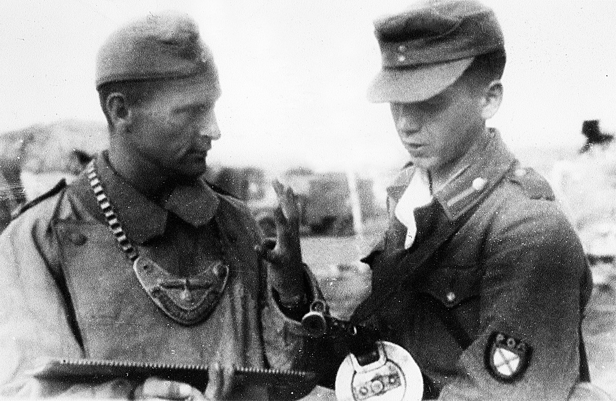 Un soldato tedesco parla con un soldato dell'Esercito russo di liberazione