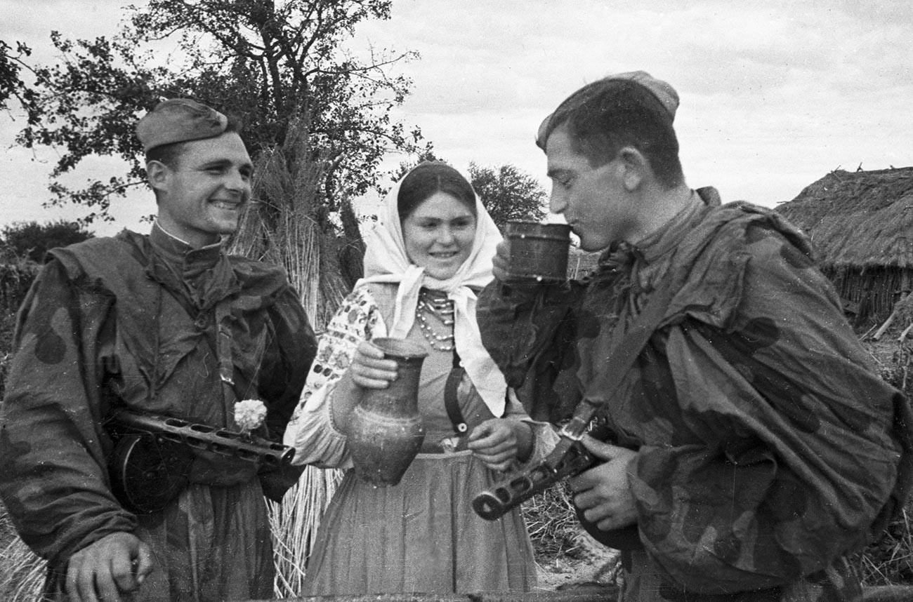  Una campesina invita a leche a unos soldados soviéticos