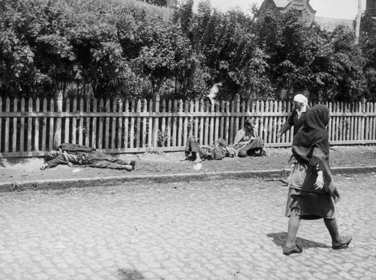 Camponeses em estado de inanição em rua de Carcóvia, 1933