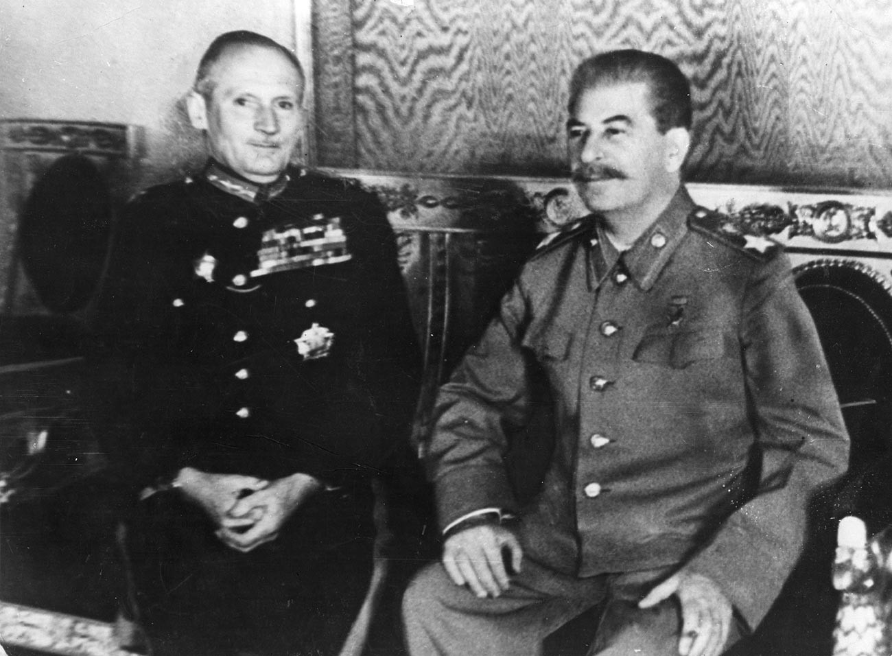 Енглески фелдмаршал Бернард Монтгомери, први виконт Монтгомери од Ел Аламејна (лево) и совјетски лидер Јосиф Стаљин.