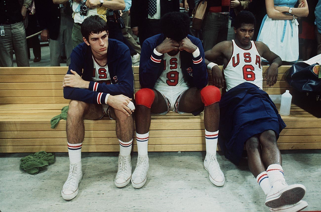 Nezadovoljni košarkarji ZDA potem, ko je bila podeljena zlata olimpijska medalja Sovjetski zvezi, München, Zahodna Nemčija, 1972.