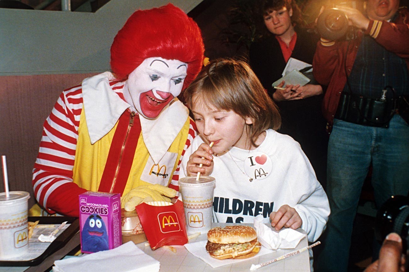 Sovjetska deklica Katja Ličeva v McDonaldsu.