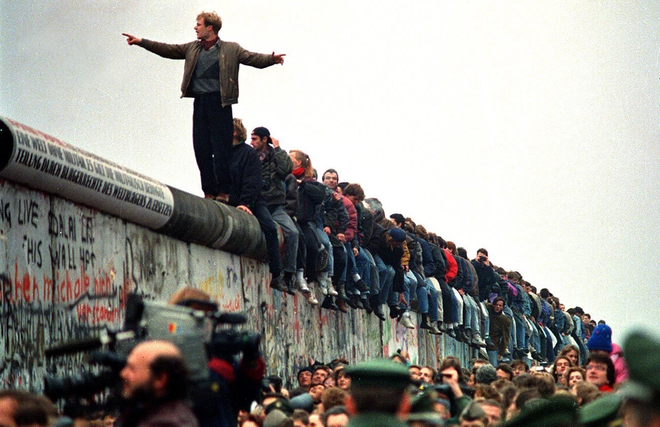 Množica prebivalcev NDR podira berlinski zid in odpira prosto pot na Zahod, Berlin, 9. november 1989.
