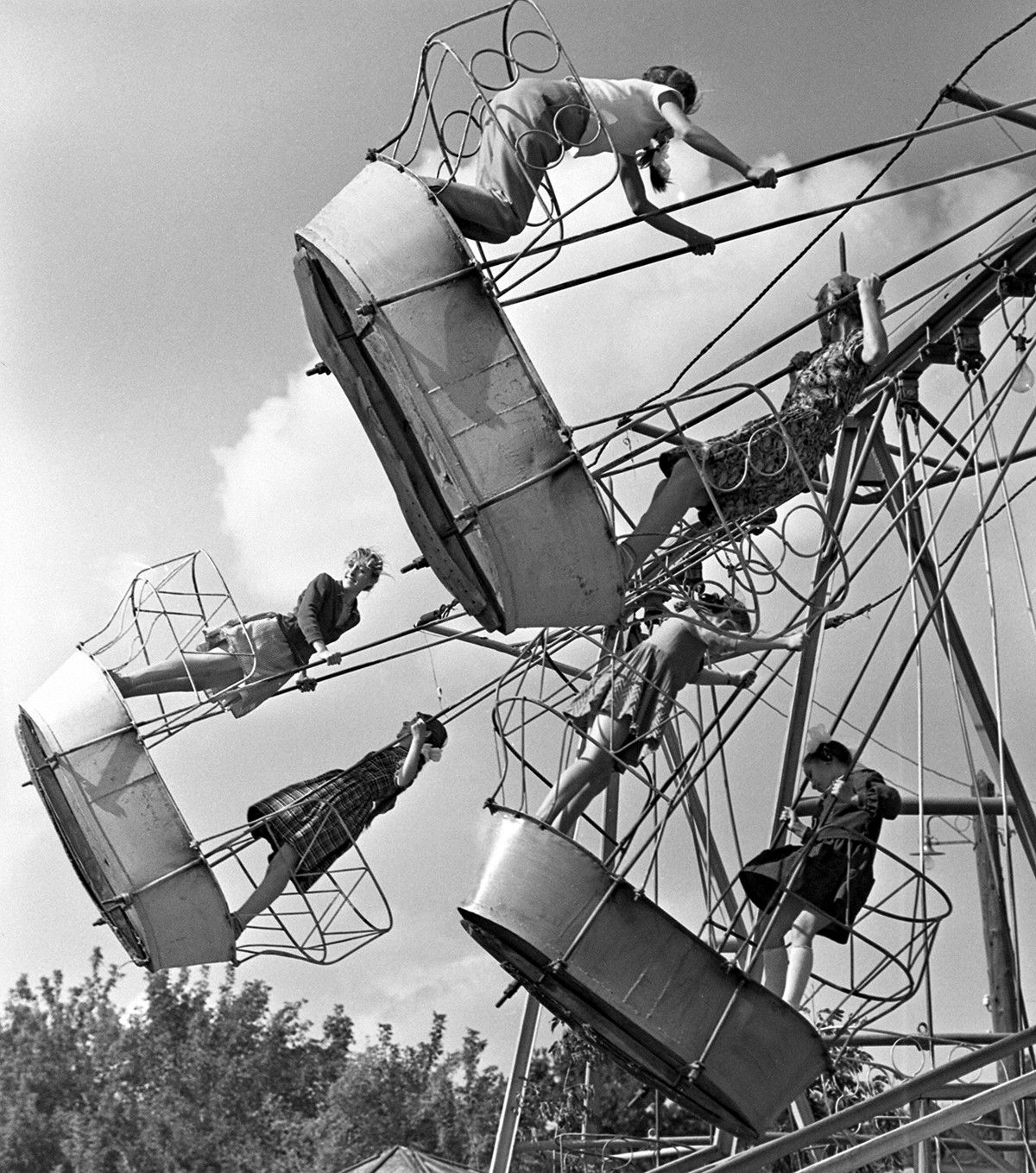Качели-лодочки в Саратове, 1962.