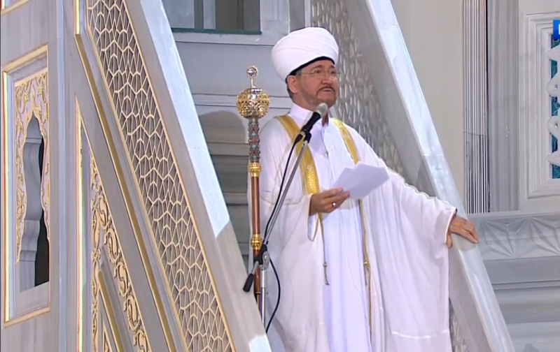 Mufti Besar Rusia Ravil Gaynutdin menyampaikan Khutbah Idul Fitri di Masjid Agung Moskow, Minggu (24/5).