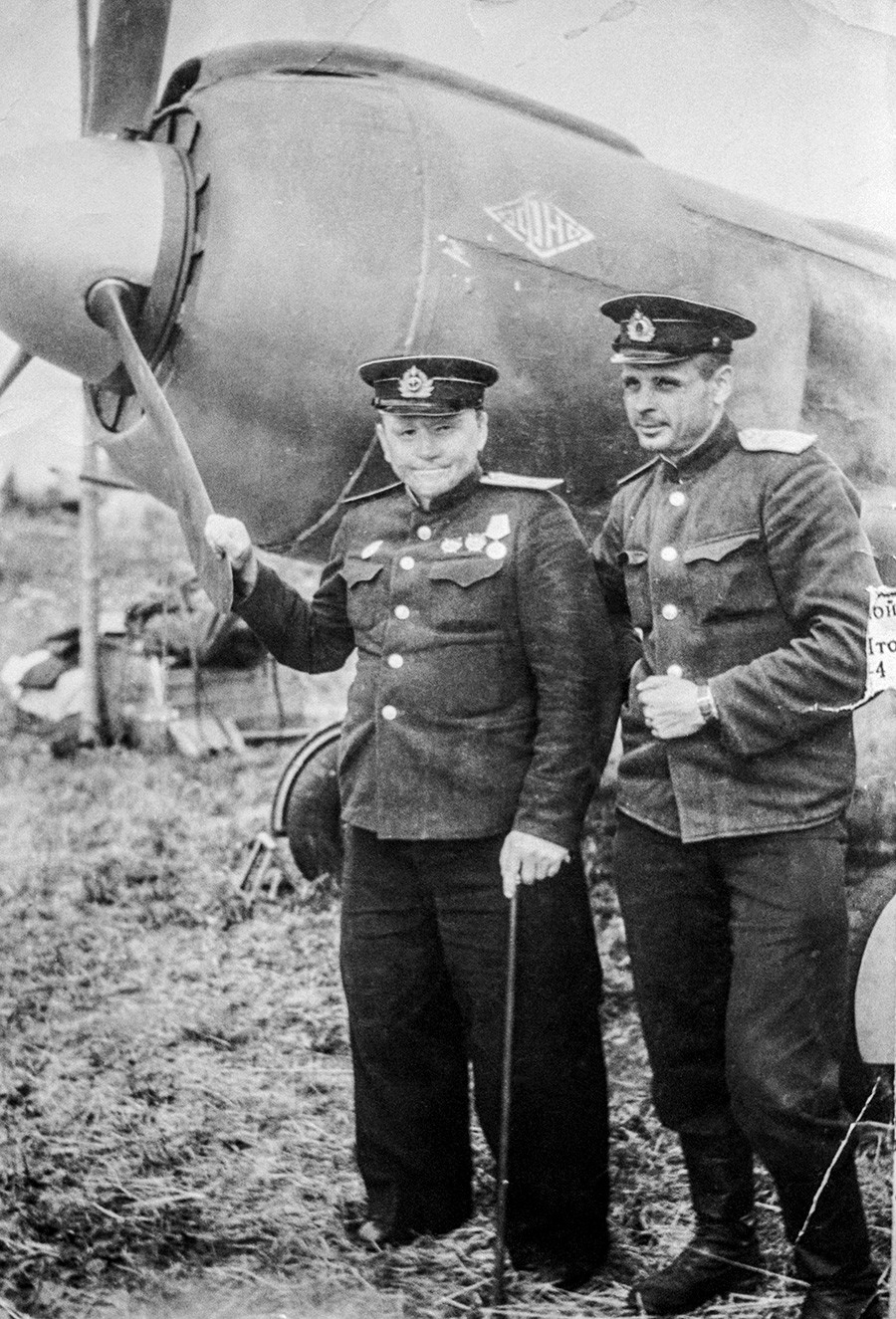 Леонид Белоусов и Григориј Шулеј поред авиона. СССР, 1944.