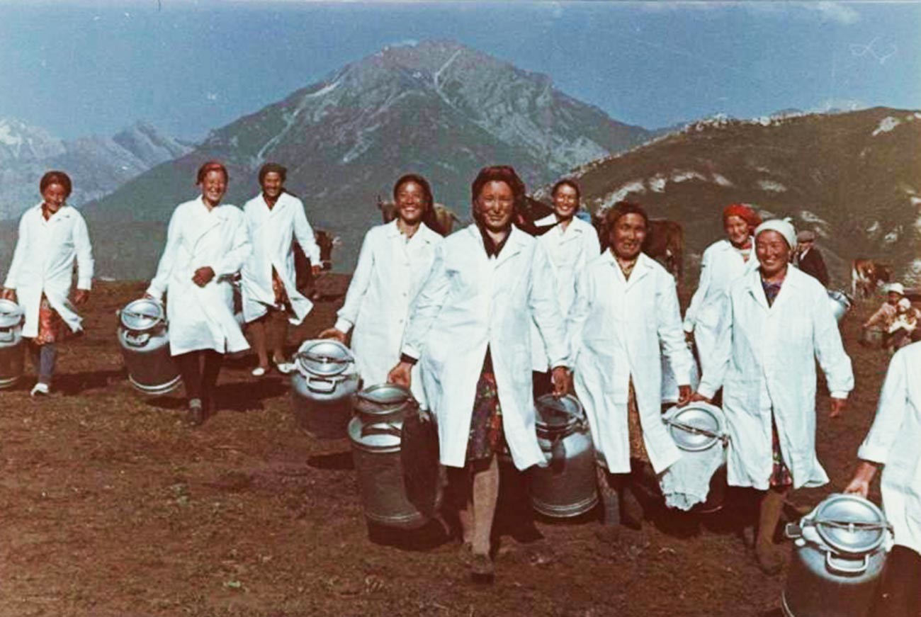 キルギスの搾乳係。1970年代