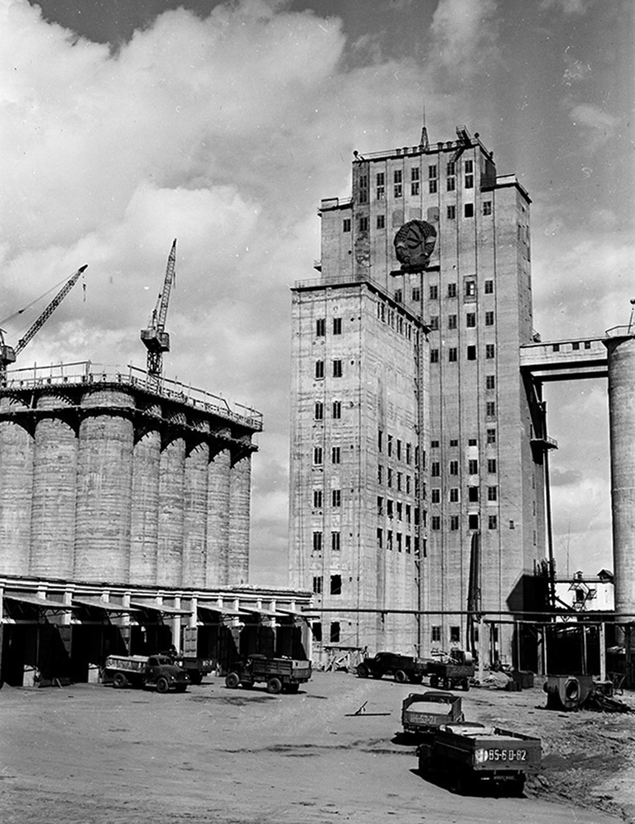 ソ連のエンブレムの入った大型穀物倉庫。カザフ・ソビエト社会主義共和国コスタナイ。1959年