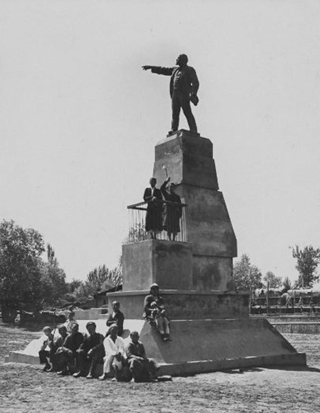 ウラジーミル・レーニン像。ウズベク・ソビエト社会主義共和国アンディジャン。1930年代