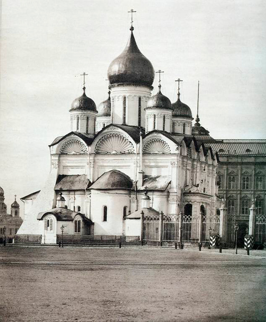 La Cattedrale dell'Arcangelo al Cremlino di Mosca, necropoli degli zar di Mosca. Fu costruita nel 1508 da un architetto italiano noto come Aloisio Nuovo