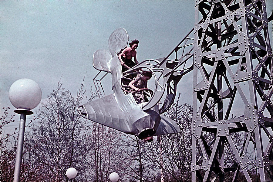 Gugalnica-letalo, Izmajlovski Park, Moskva, 1962.
