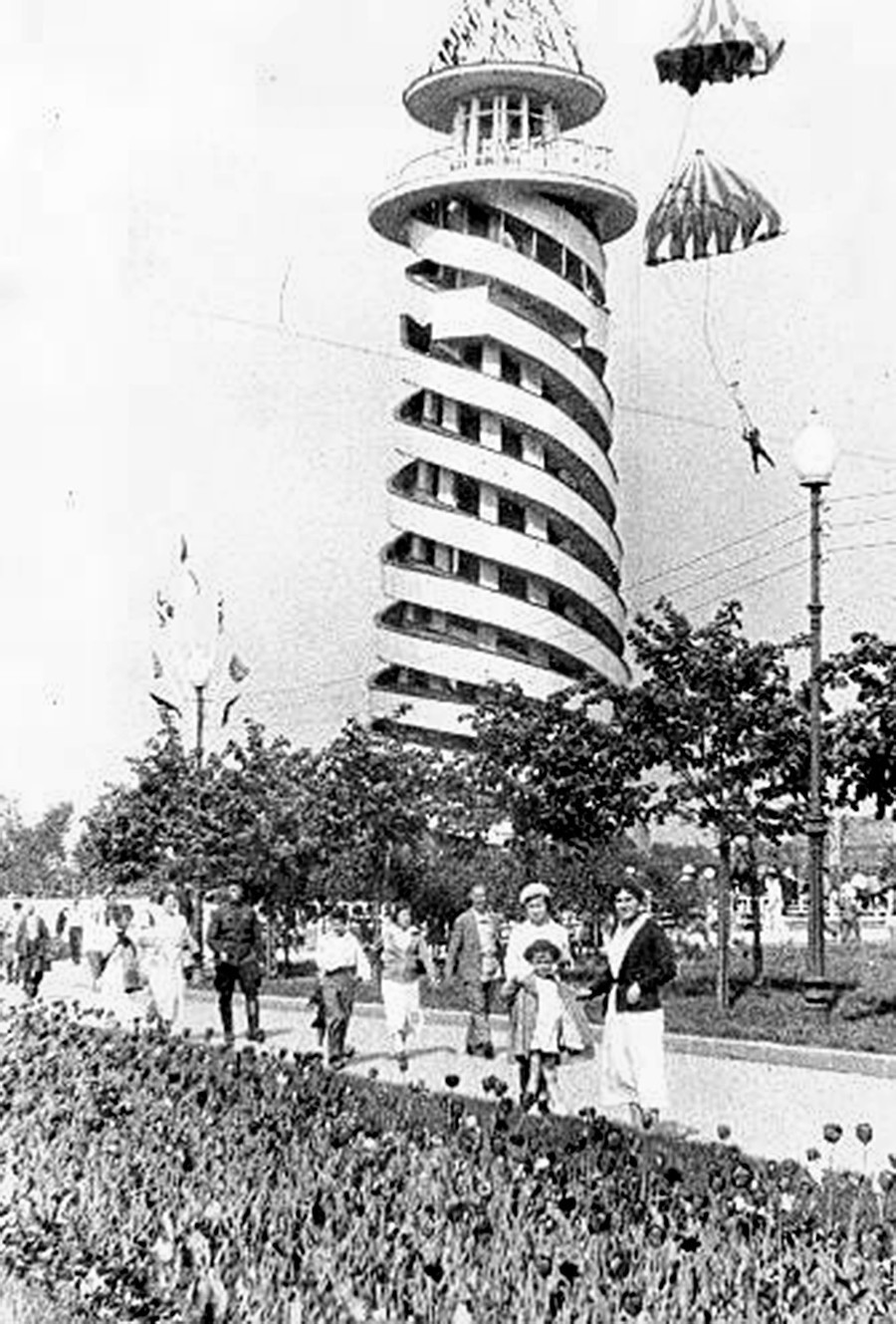 Padalski stolp v parku Gorki, 30-ta leta prejšnjega stoletja.
