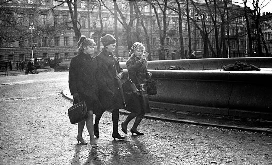 Tri ženske v parku
