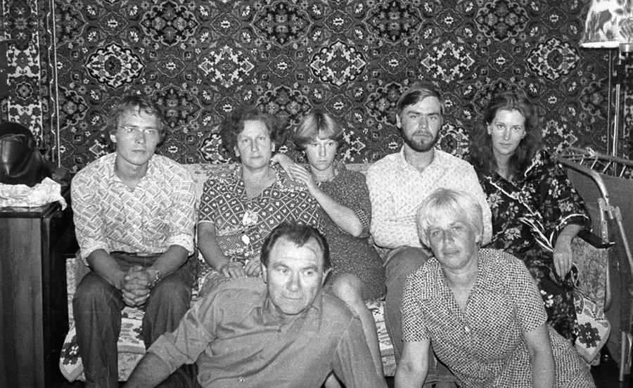 Фотография родственников на диване, 1980-ые. Фото на фоне ковра - классика  