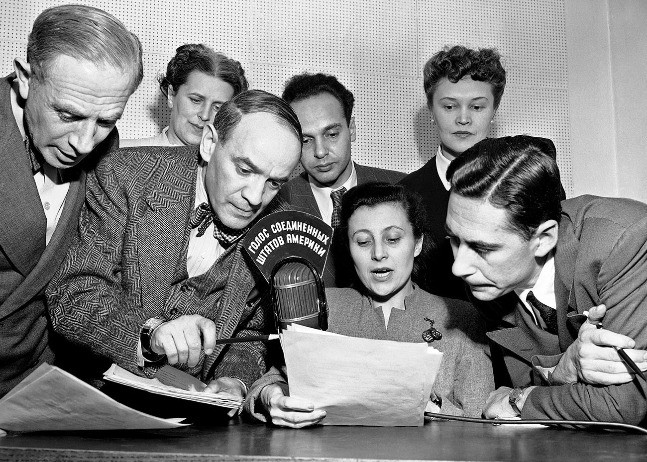 Un gruppo di annunciatori del Dipartimento di Stato si radunano intorno al microfono dopo la prima trasmissione (in russo) da New York alla Russia, 17 febbraio 1947