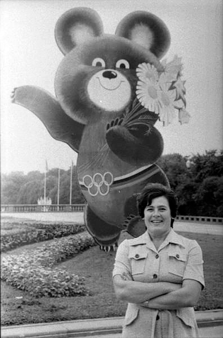 Potret seorang perempuan di depan Mishka, maskot Olimpiade Moskow 1980.