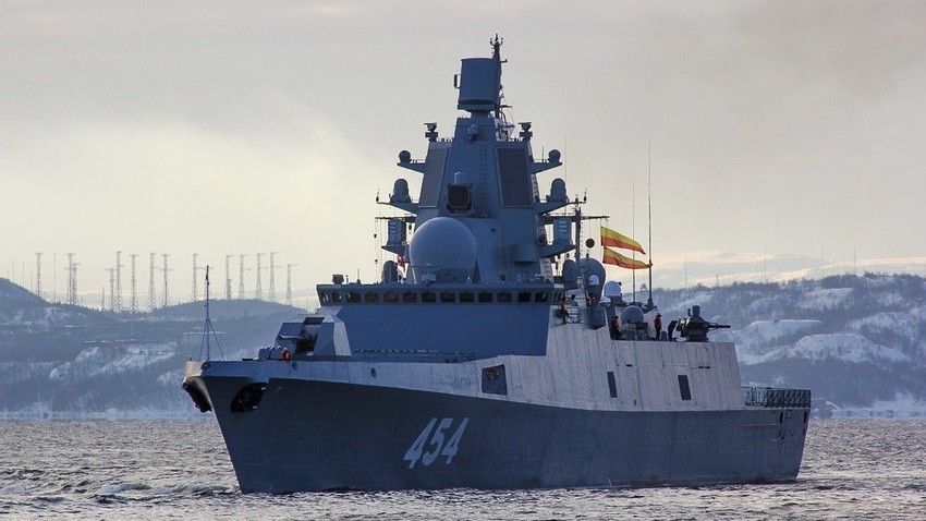 Фрегатата на северния флот "Адмирал Горшков" край Колския залив