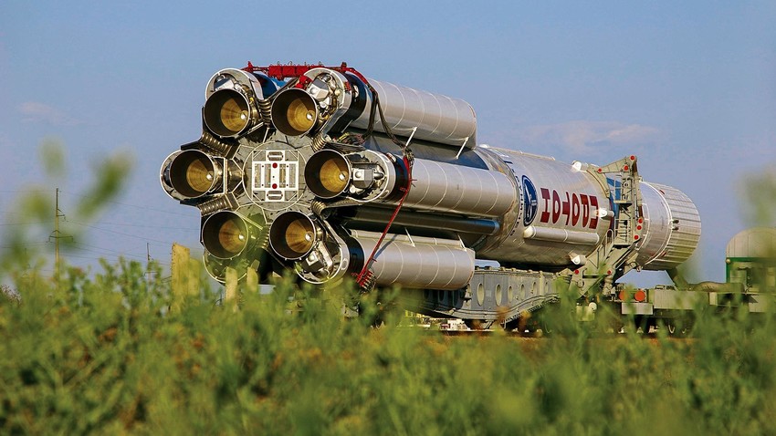 Prevoz nosilne rakete Proton-K z vojaško napravo serije Kosmos na izstrelišče v kozmodromu Bajkonur