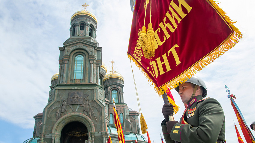 Vojak med posvetitvijo glavne cerkve ruske vojske v parku Patriot, Kubinka, Moskovska regija