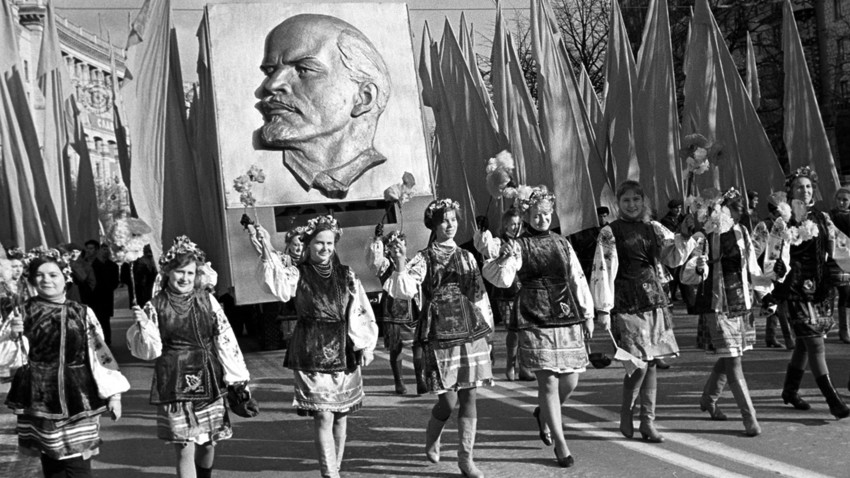 Le celebrazioni per il 53° anniversario della Rivoluzione d’Ottobre. Ragazze con i costumi tradizionali durante la manifestazione dei lavoratori a Kreschatik, 1970