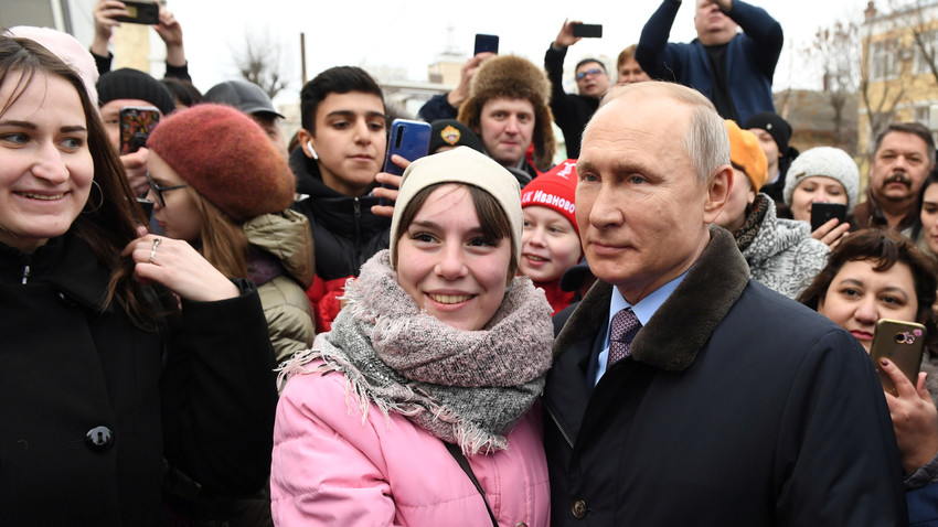 Владимир Путин на фотографији са житељима Иванова. Русија, март 2020.