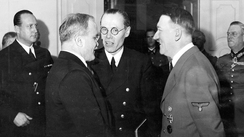 Министерот за надворешни работи на СССР Вјачеслав Молотов и Адолф Хитлер за време на државната посета на Берлин во ноември 1940 година.