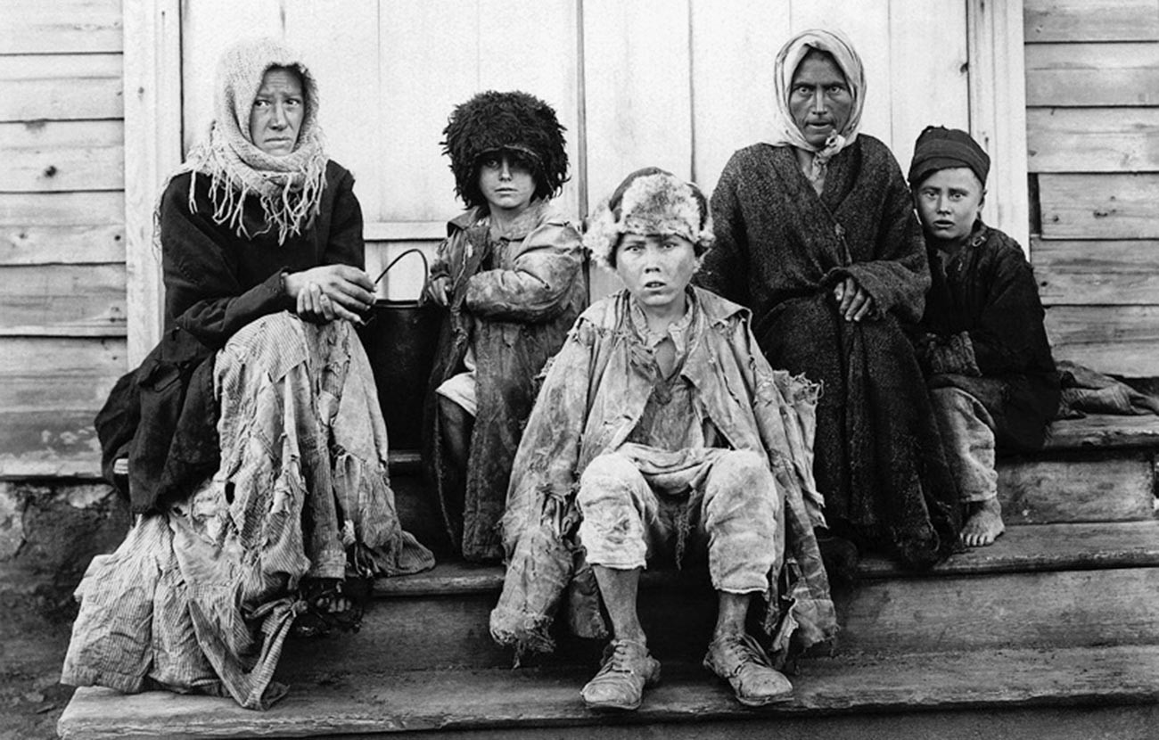 Keluarga yang kelaparan di Povolzhye (Volga) Oblast.