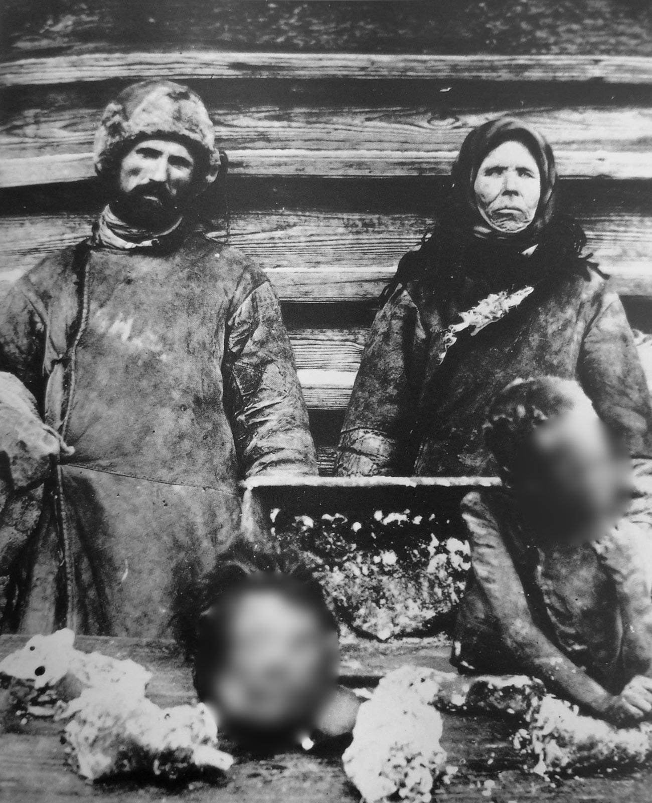 Para kanibal dengan korbannya di Samara, Povolzhye (Volga) Oblast, Rusia, 1921.