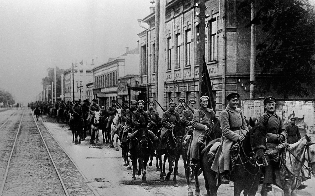 Гражданската война в Русия през 1917-1922 г. Настъпване на конни части на Червената армия в Казан, 1918 г.
