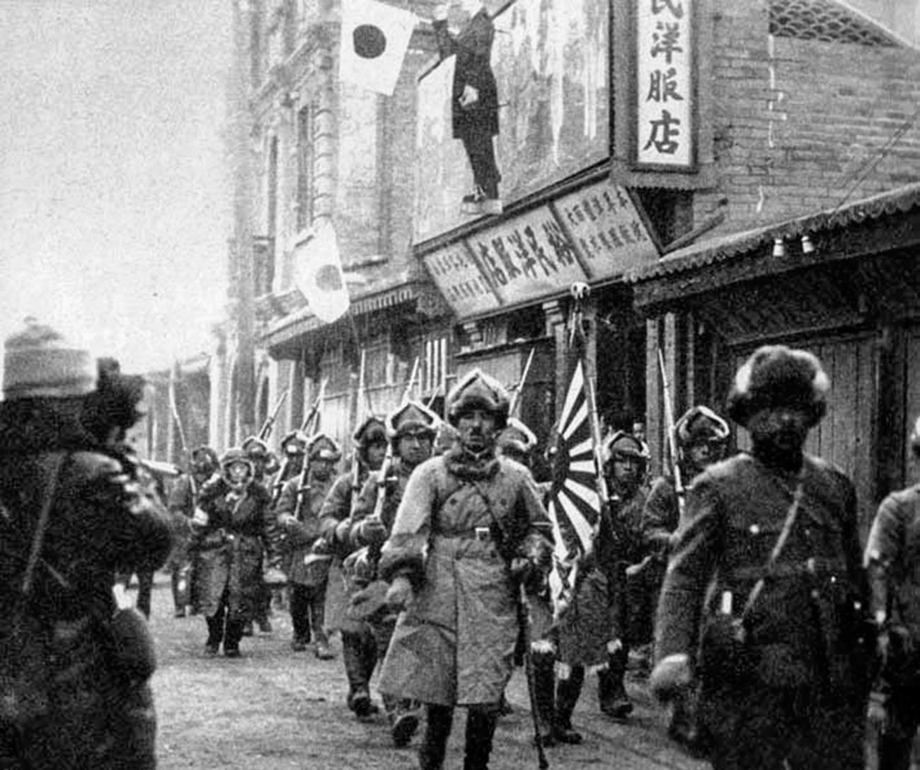 Japanese troops entering Chinchow.