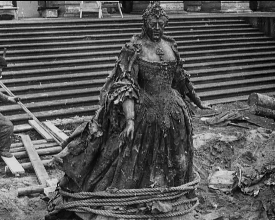 Скульптура Карло Растрелли «Анна Иоанновна с арапчонком» 